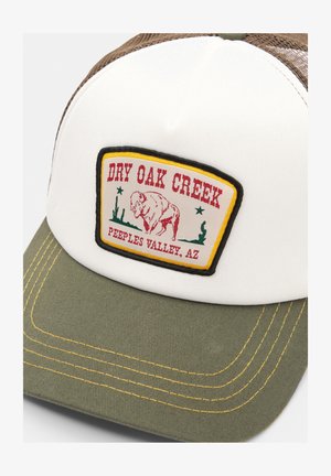 Cappello da camionista con fronte bianco, visiera verde oliva e retro in rete marrone. Presenta una colorata toppa "Dry Oak Creek" con un design di bisonte.
