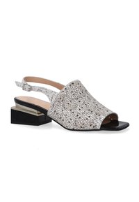 Slingback-sandaler med en struktureret sølvoverdel, der har geometriske mønstre, åben tå og en blokhælt med sorte og gyldne accenter.