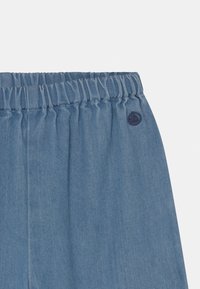 Petit Bateau PANTALON - Calças de ganga de corte relaxado - blue