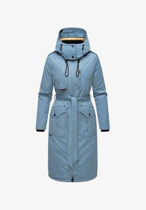 Világoskék parka, cipzáros elülső résszel, állítható zsinóros kapucnival, két elülső zsebével és övvel a derék résznél. Bordás mandzsetták és sima textúra jellemzi.