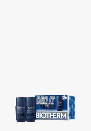 Kaksi Biotherm Homme Day Control 48h Protection -deodoranttikeppiä sinisen ja hopean Biotherm Day Control -lahjapakkauksen vieressä.