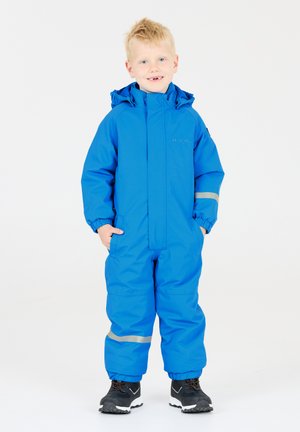 Salopette impermeabile blu con cappuccio, polsini elastici e striscia riflettente sulle gambe. Tessuto morbido e vestibilità ampia per il massimo comfort.