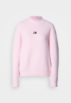 Pulover roz deschis cu textură nervurată, guler înalt și mâneci lungi. Are un mic logo dreptunghiular pe piept.