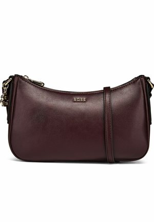 Sac bandoulière en cuir marron foncé avec fermeture éclair dorée, sangle fine et petit logo « BOSS » centré sur le devant.
