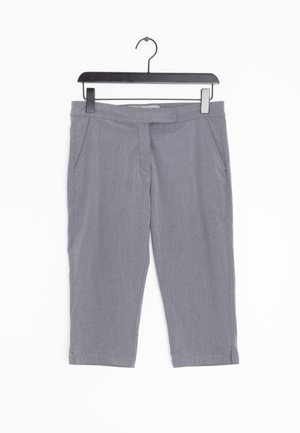 Pantalons gris raccourcis avec un design à jambe droite, deux poches avant et une finition de tissu lisse et texturé. Accrochés à un crochet noir.
