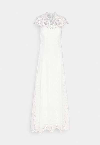 Weißes Spitzenkleid mit hohem Kragen und kurzen Ärmeln; es hat florale Muster und eine fließende Silhouette, die in einem gewellten Saum endet.