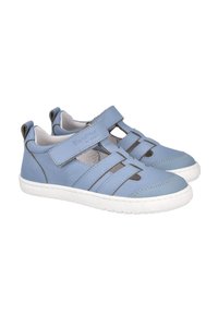 Zapatos de cuero azules con puntera cerrada, lados abiertos y dos correas de Velcro. Suela de goma blanca con un patrón texturizado en la parte inferior.