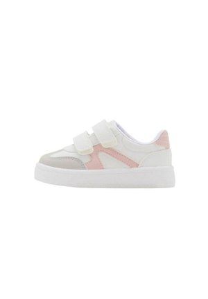 Weißer und hellrosa Kindersneaker mit zwei Klettverschlüssen und dicker Sohle, seitlich auf weißem Hintergrund gezeigt.