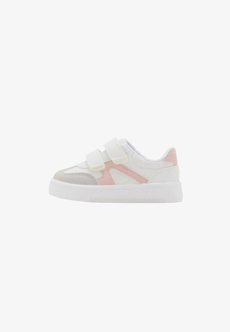 Baskets pour enfants blanches et rose clair avec deux bandes velcro et semelle épaisse, vues de côté sur un fond blanc.