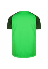 Groen sportshirt met korte mouwen en een effen voorkant. Zwarte, patronen accenten op de schouders zorgen voor textuur en ontwerpinformatie.