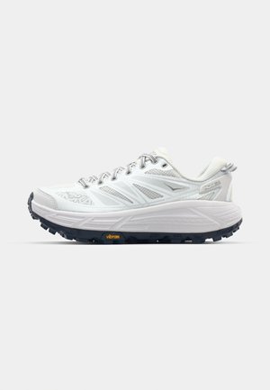 Hvide løbesko med mesh-overdel, teksturerede detaljer, sølvgrå snørebånd, tyk polstret sål og sort gummisål med Vibram-logo.