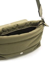Borsa in tessuto verde oliva con design morbido e imbottito, hardware argentato e scomparto con zip. Dotata di tracolla staccabile.