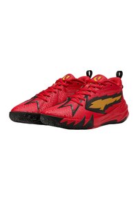 Scarpe da ginnastica rosse realizzate in materiale sintetico testurizzato con accenti neri e un dettaglio di design giallo. Presentano una suola in gomma con trazione.