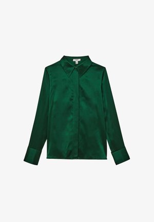 Tume roheline satiinist pika varrukaga pluus terava krae ja peidetud esipaneeli nööpide kattega, laotatud valgele taustale.