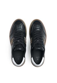Sneaker in pelle nera con accenti leopardati, superficie testurizzata, punta rotonda, lacci neri e suola in gomma beige. Dettaglio bianco sul tallone.