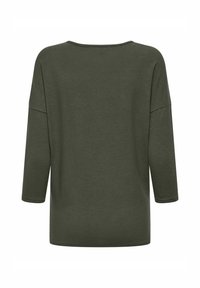 Maglietta a maniche lunghe verde oliva con un ampio scollo, vestibilità ampia e texture morbida. Presenta maniche a tre quarti e un design semplice.