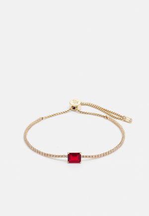 Bracelet en or avec une pierre carrée rouge centrale, entourée de petites pierres claires sur une chaîne élégante avec fermeture ajustable.