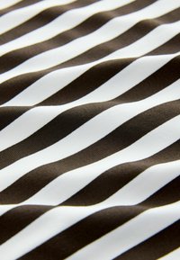 Tejido a rayas marrón y blanco con una textura suave, que presenta rayas anchas alternadas y un ligero brillo.