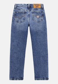 Jeans de mezclilla azul con un diseño de pierna recta, que presentan dos bolsillos traseros con un patrón de costura en forma de V y una etiqueta de marca de cuero marrón en la cintura.