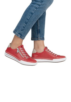 Chaussures en cuir rouge avec des accents gris, semelle en caoutchouc blanc plat, design à lacets et couture décorative. Détail de zip sur le côté visible.