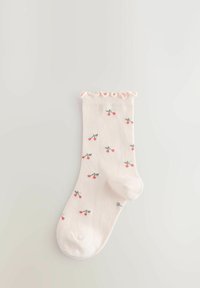 Helle rosa Socken mit einem fransigen Bund, ausgestattet mit einem Muster aus kleinen roten Kirschen und grünen Blättern, aus einem weichen, gerippten Stoff hergestellt.