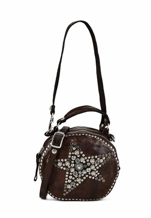 Borsa a mano rotonda in pelle marrone scuro con decorazione a stella di borchie argentate, manico superiore, tracolla regolabile e chiusura con zip.