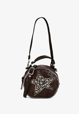 Runde dunkelbraune Lederhandtasche mit silbernem Sternnieten-Design, oberem Griff, verstellbarem Schulterriemen und Reißverschluss.