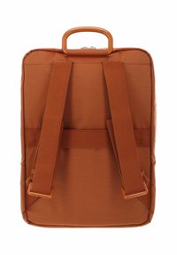 Sac à dos en tissu orange avec une surface texturée, des bretelles rembourrées et une poignée supérieure. Présente une forme rectangulaire et un matériel robuste.