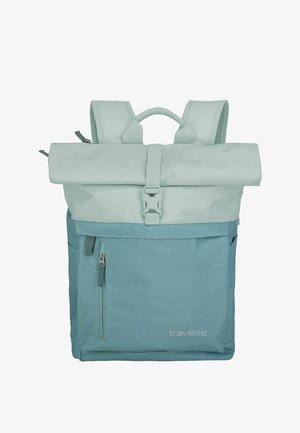 Roll-Top-Rucksack in Hell- und Mittelblau mit Frontreißverschlusstasche, Schnallenverschluss, gepolsterten Schultergurten und Travelite-Logo auf der unteren Vorderseite.