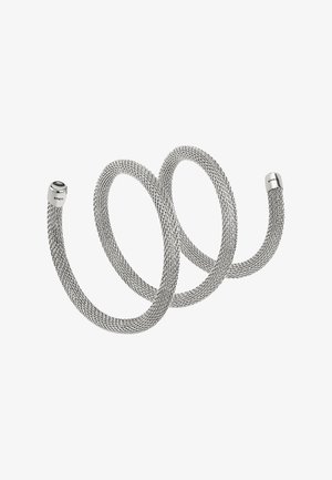 Bracelet flexible en maille d'argent enroulé en spirale avec des embouts métalliques lisses gravés "Breil" à chaque extrémité.