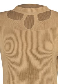 Beiger, gerippter Pullover mit hohem Kragen und Cut-out-Details am Rücken. Weiche Textur mit vertikalen Streifen, die eine taillierte Silhouette erzeugen.
