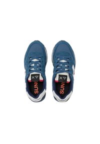 Blaue Sportschuhe mit einem Mesh-Obermaterial, weißen Akzenten, schwarzer und roter Verzierung auf der Innensohle und einer Gummisohle.