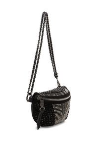 Zwarte handtas met een ronde vorm, versierd met zilveren noppen, een kettinghengsel en een ritssluiting aan de bovenkant. Vervallen textuurcontrast.