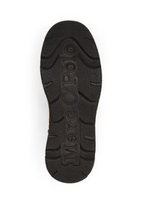 Czarna gumowa podeszwa buta z teksturowanym wzorem bieżnika i wytłoczonym logo "Marc O'Polo". Posiada głębokie rowki zapewniające przyczepność.