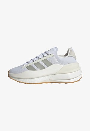 Witte sportieve schoen met grijze accenten, bovenkant van mesh, textuurontwerp, chunky zool en drie parallelle strepen aan de zijkant. Rubberen buitenzool.