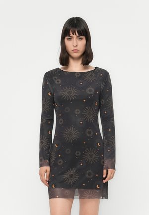 Robe à manches longues en tissu noir ornée d'un imprimé céleste avec des soleils, des lunes et des étoiles. Texture lisse et décolleté arrondi.
