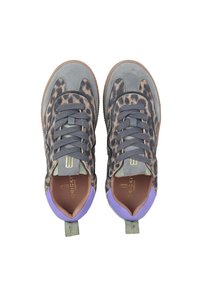 Sneaker con stampa leopardata caratterizzate da una combinazione di camoscio grigio e accenti lilla, punta rotonda, lacci e suola in gomma con dettagli testurizzati.