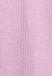 Tessuto lavorato a maglia rosa con un motivo strutturato e liscio, caratterizzato da punti distribuiti uniformemente. Texture leggera, adatta per abbigliamento o accessori.