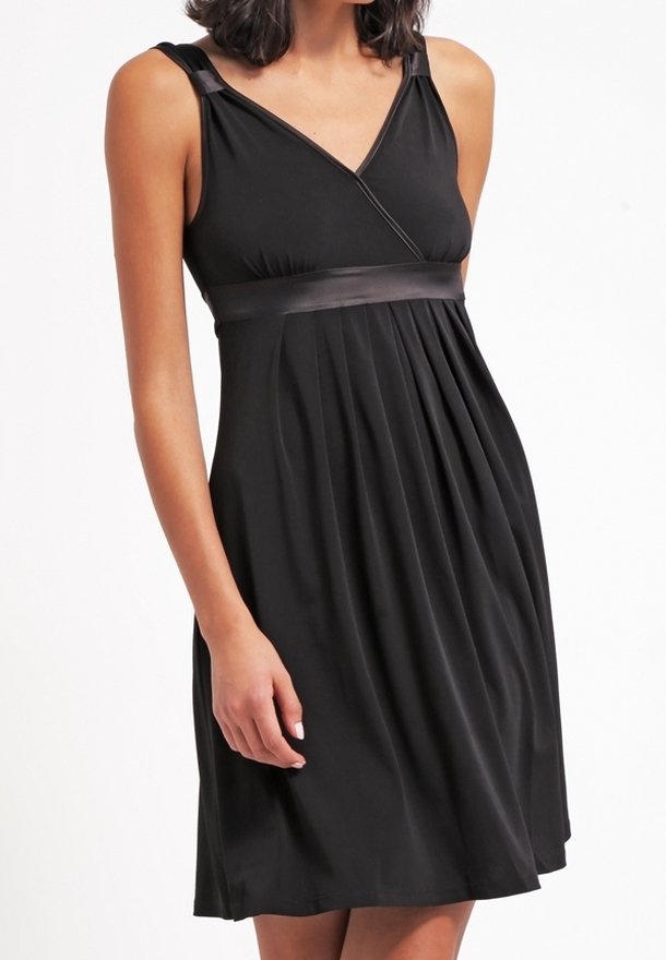 Robe noire sans manches avec un décolleté en V, une jupe plissée et une ceinture en satin contrastante. Tissu lisse avec un design fluide.