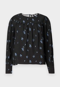 Svart langermet bluse med blå blomstermønster, rund halslinning, rynkede detaljer og knappelukking bak. Myk tekstur.