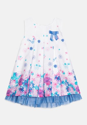 Vestido blanco sin mangas con estampado de flores y mariposas en rosa y azul, lazo azul en el pecho y dobladillo de tul azul.