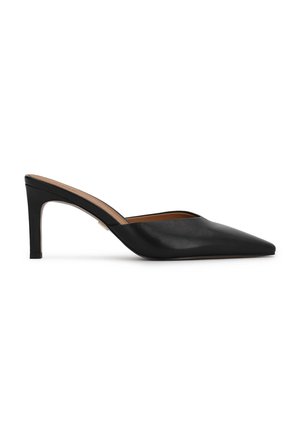 Chaussure en cuir noir à enfiler avec un bout pointu, un talon stiletto de hauteur modérée et une texture lisse. Design minimaliste avec des détails intérieurs subtils.