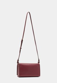 Bordeauxleren crossbody tas, rechthoekige vorm, verstelbare schouderriem, minimalistisch ontwerp, met textuur op het oppervlak en subtiele stiksels.