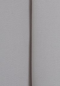 Ljust beige tyg med en slät vävstruktur vikt vertikalt ner i mitten.