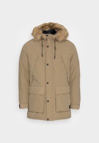 Béžová zimní parka s kapucí podšitou kožešinou, předními knoflíky, stahovacími šňůrami, dvěma náprsními kapsami a dvěma velkými klopovými kapsami na spodní části.