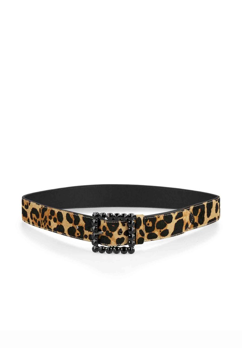 Cinturón de tela con estampado de leopardo y hebilla negra texturizada, con tachuelas apuntadas. El cinturón tiene un interior negro liso y un diseño plano.