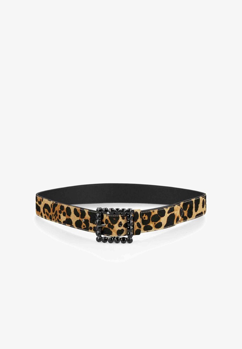Cinturón de tela con estampado de leopardo y hebilla negra texturizada, con tachuelas apuntadas. El cinturón tiene un interior negro liso y un diseño plano.
