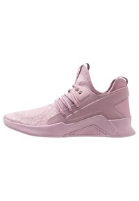 Ljusrosa sportskor med texturerad ovandel, formgjort hälskydd och vadderad krage. Har platta skosnören och en elegant silhuett.