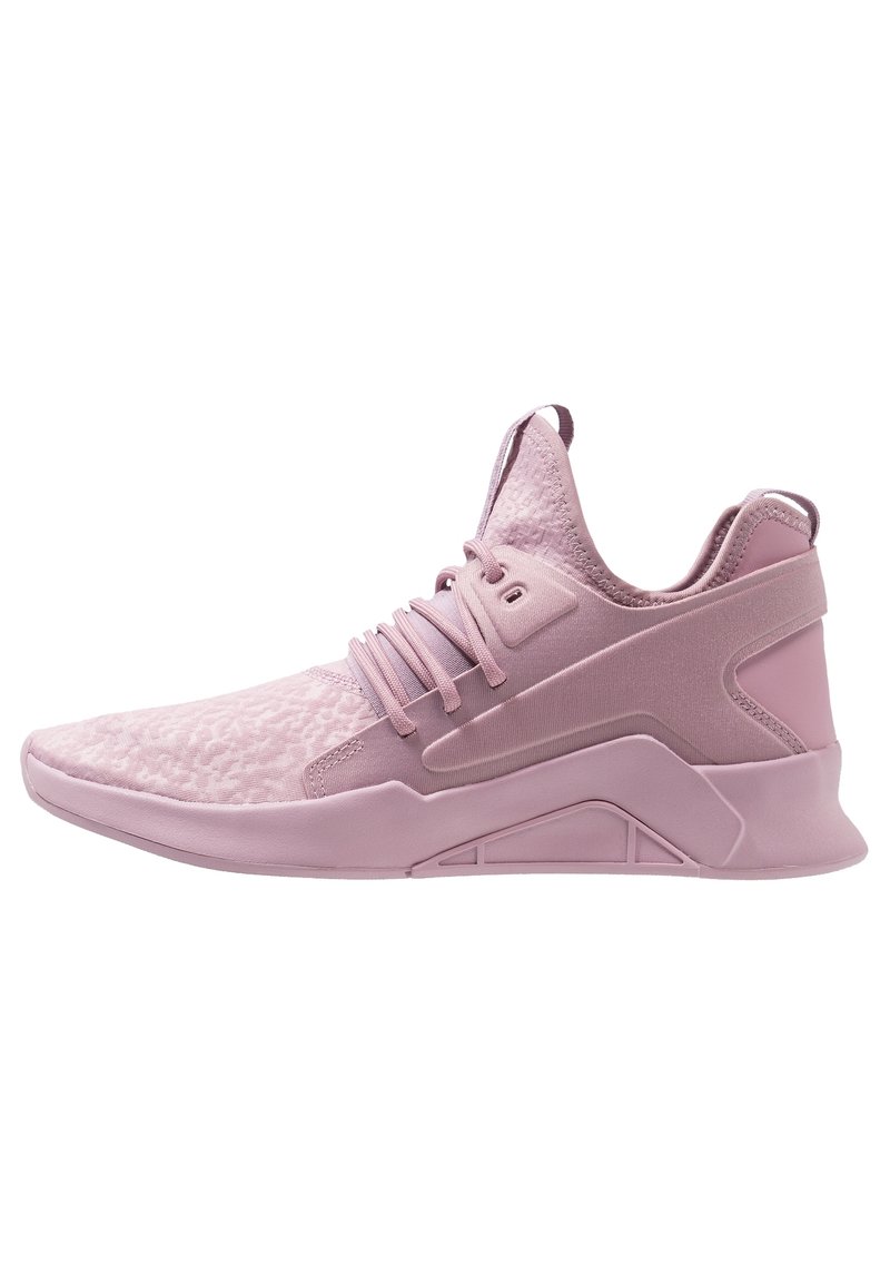 Ljusrosa sportskor med texturerad ovandel, formgjort hälskydd och vadderad krage. Har platta skosnören och en elegant silhuett.