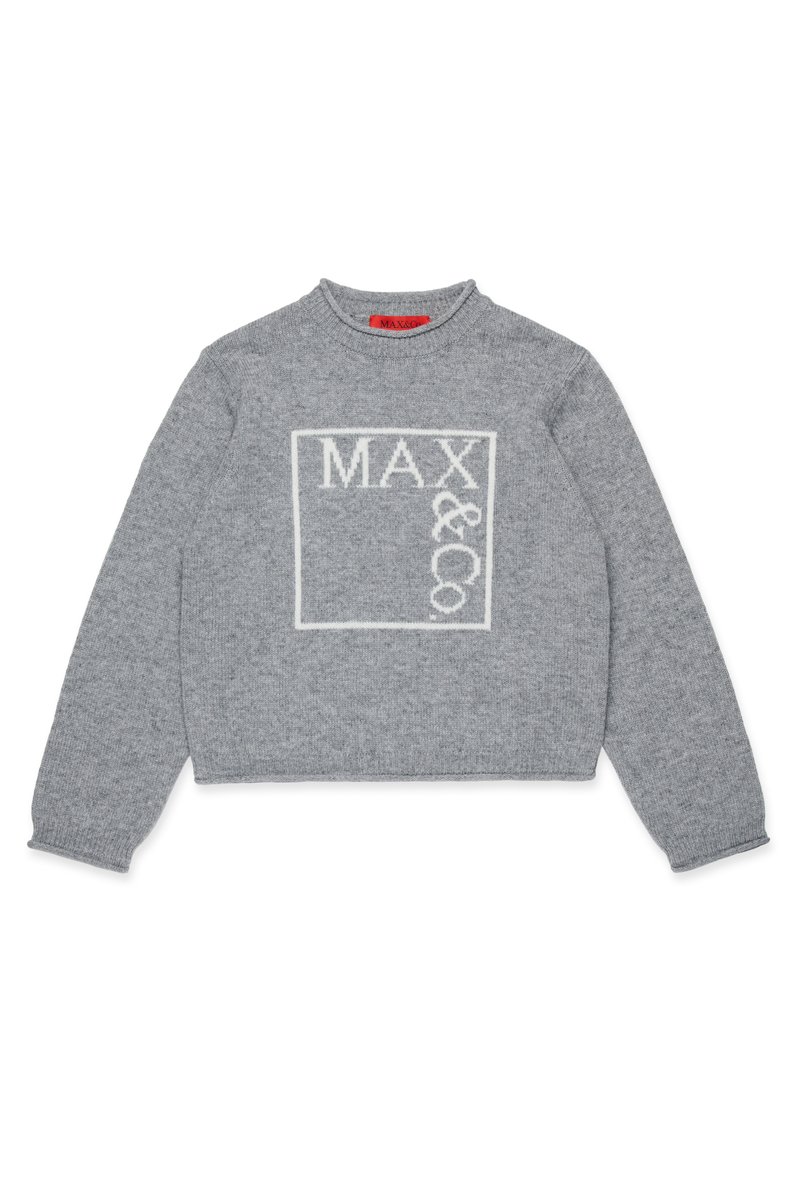 Grå cropped genser laget av strukturert strikket stoff, med et hvitt firkantet design med teksten "MAX & CO" i midten. Rund hals.